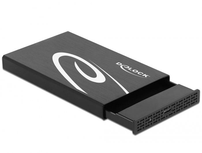 Ein schwarzes externes Festplattengehäuse der Marke Delock mit einem abstrakten weißen Muster und einem offen sichtbaren USB-Anschluss.