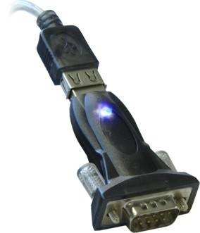 Ein Konverterkabel mit einem USB-Stecker auf der einen Seite und einem VGA-Stecker auf der anderen Seite, leuchtet blau.