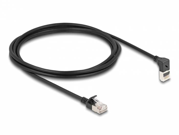 Ein schwarzes Ethernet-Kabel mit einem abgewinkelten und einem geraden Stecker. Geeignet für Netzwerkanwendungen.
