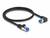 Ein schwarzes Ethernet-Kabel mit zwei blauen Steckern, einer gerade, der andere rechtwinklig gewinkelt.