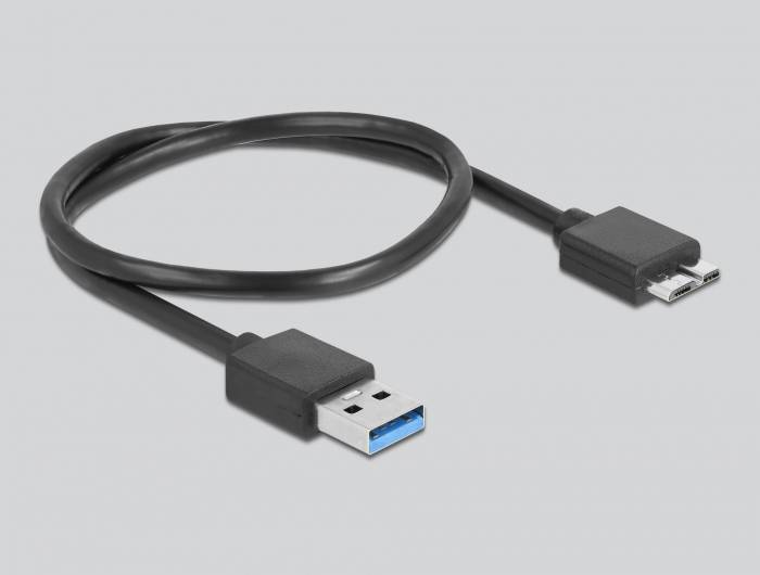 Ein schwarzes USB-Kabel mit USB-A-Stecker auf der einen Seite und Micro-USB-Stecker auf der anderen, auf grauem Hintergrund.