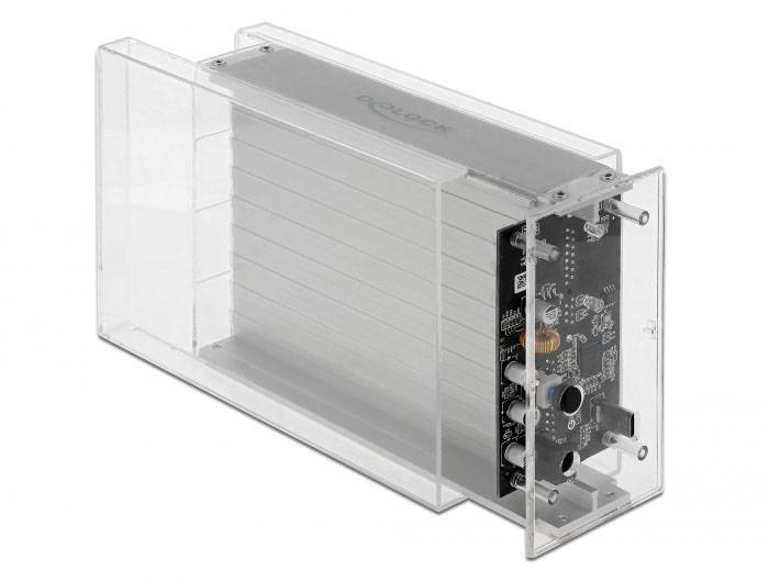 Transparentes Gehäuse mit sichtbarer Elektronik, darunter mehrere Steckverbindungen und Schaltkreiskomponenten.