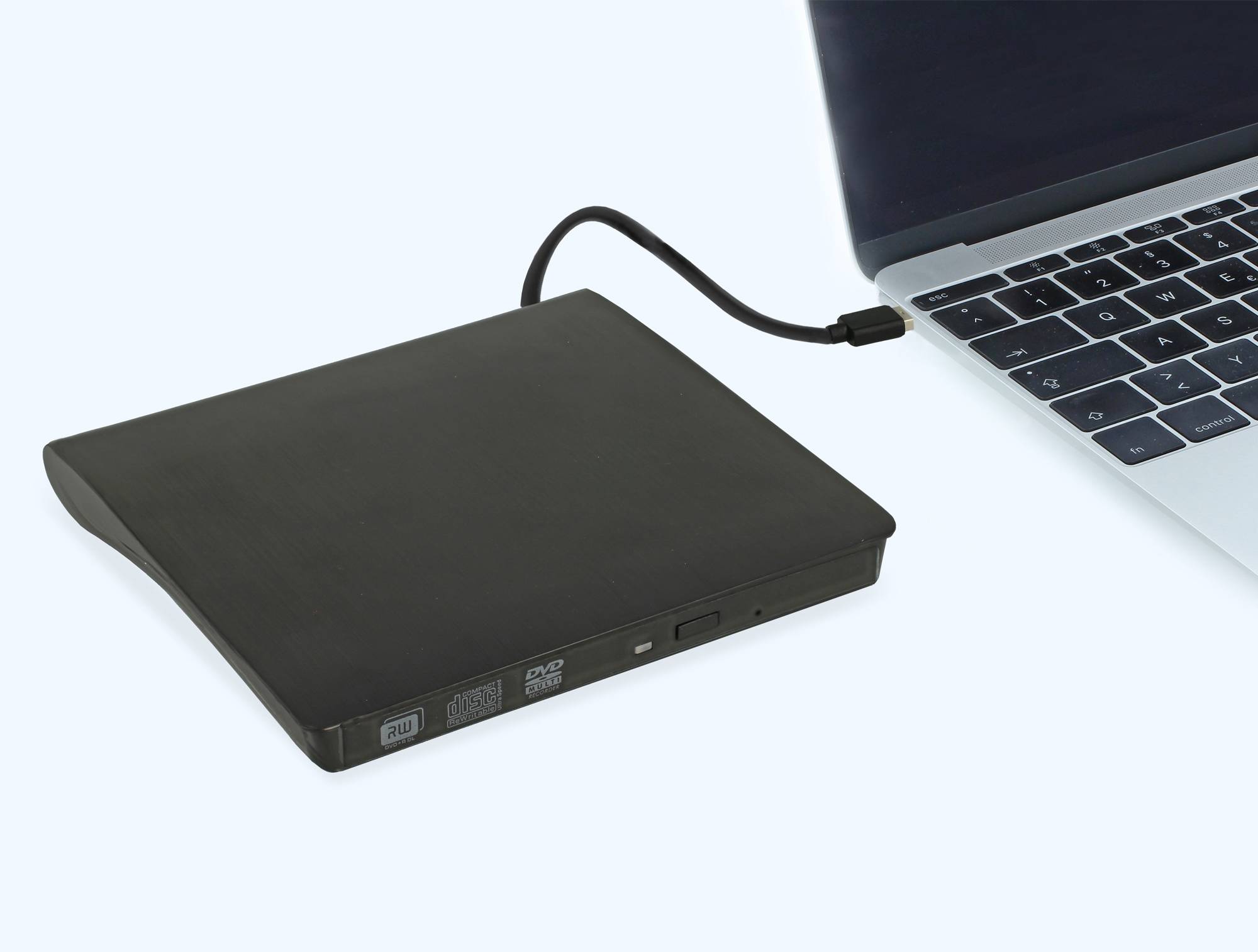 Externer DVD-Brenner mit USB-Kabel, angeschlossen an einen Laptop. Ideal für Datenspeicherung und Medienwiedergabe.