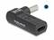 Adapter in L-Form mit USB-C-Anschluss auf DC-Stecker. Schwarzes Design mit Markierungen. Verwendet zum Anschluss von Geräten.