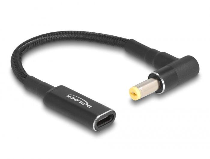 Schwarzes Adapterkabel mit einem USB-C-Anschluss auf der linken Seite und einem zylindrischen Ladegerät-Stecker auf der rechten Seite.