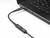 USB-Kabel verbunden mit einem Laptop, zeigt die Verbindung der Geräte.