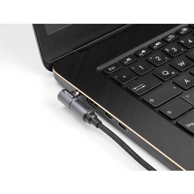 Ein Laptop mit schwarzer Tastatur aus der Nähe. Ein USB-Kabel ist in die linke seitliche Buchse des Laptops eingesteckt.