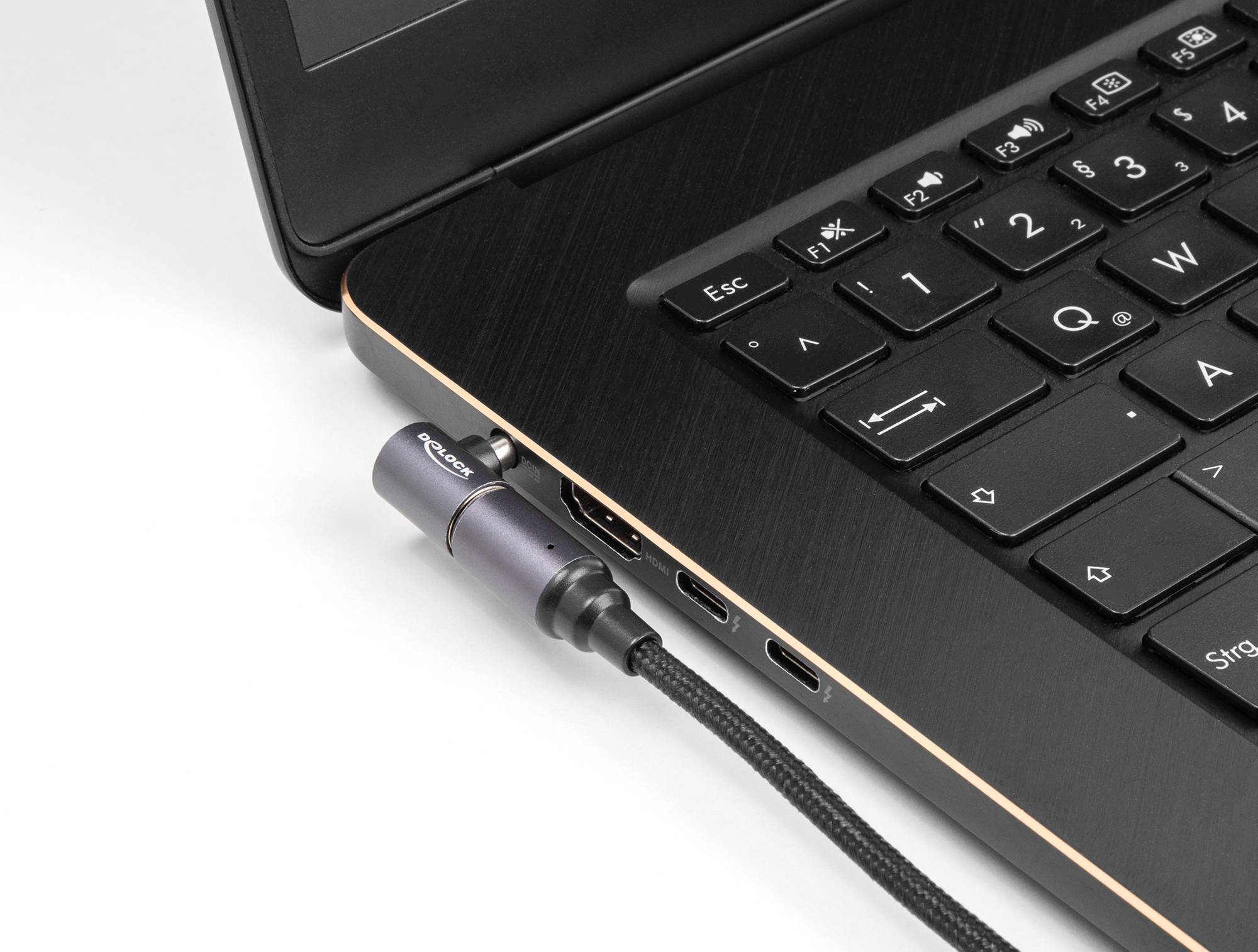 Ein Laptop mit einem USB-C-Kabel, das an einen Anschluss an der Seite angeschlossen ist. Das Laptop-Design ist dünn und hat eine schwarze Oberfläche.