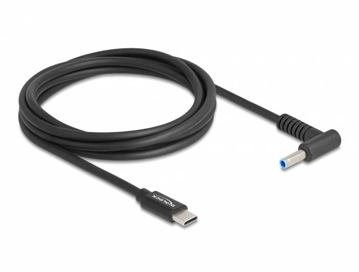 Ein schwarzes Stromkabel mit einem USB-C-Anschluss auf der einen Seite und einem blauen runden Stecker auf der anderen Seite, aufgewickelt.