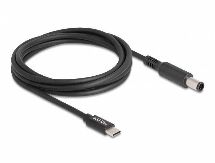 'Ein schwarzes USB-C zu DC Adapterkabel, aufgerollt auf einer weißen Oberfläche. Links USB-C-Stecker, rechts runder DC-Stecker.'