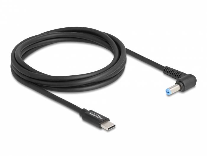 Ein schwarzes USB-C-zu-DC-Netzkabel, lang und gewickelt, mit einem abgewinkelten DC-Stecker und einem USB-C-Stecker am anderen Ende.