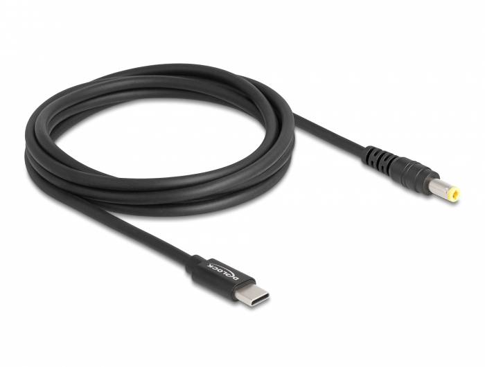 Ein schwarzes USB-Kabel mit USB-C-Stecker auf einer Seite und einem gelben Rundstecker auf der anderen, für Ladezwecke geeignet.
