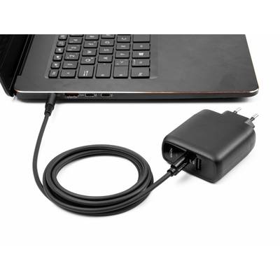 Ein Laptop ist über ein USB-Kabel mit einem schwarzen Ladegerät verbunden, das an einer Steckdose angeschlossen ist.