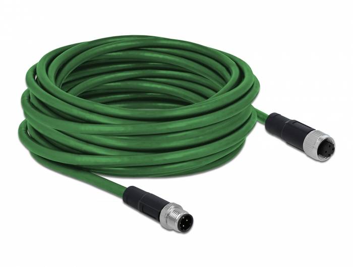 Grünes, aufgerolltes Kabel mit Steckverbindern an beiden Enden, auf weißem Hintergrund.