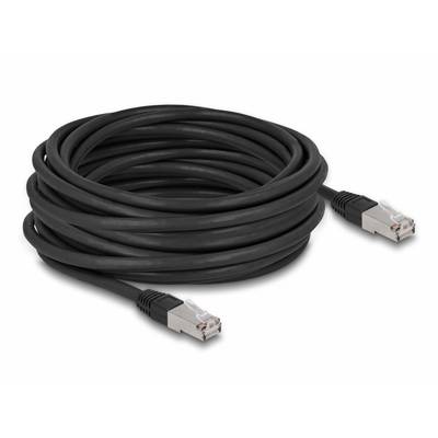 Ein langes schwarzes Ethernet-Kabel, zusammengerollt, mit RJ-45-Steckern an beiden Enden. Wird verwendet für Netzwerkverbindungen.