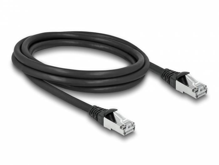 'Schwarzes Ethernet-Kabel mit RJ45-Steckern an beiden Enden.'