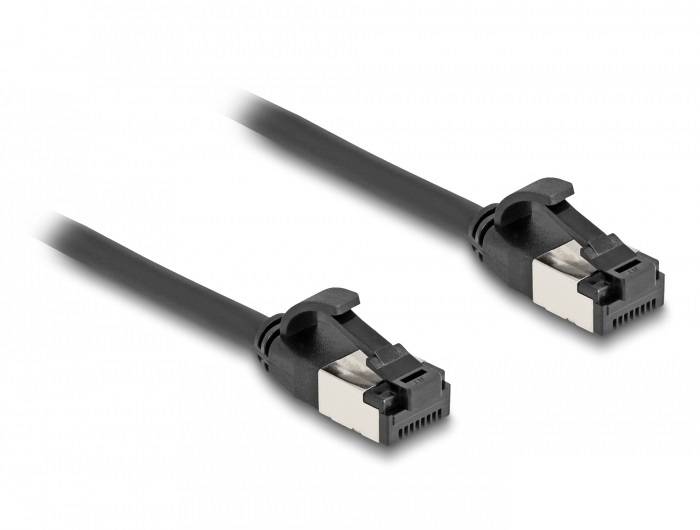 Zwei schwarze Ethernet-Kabel mit RJ45-Steckern, nebeneinander liegend.
