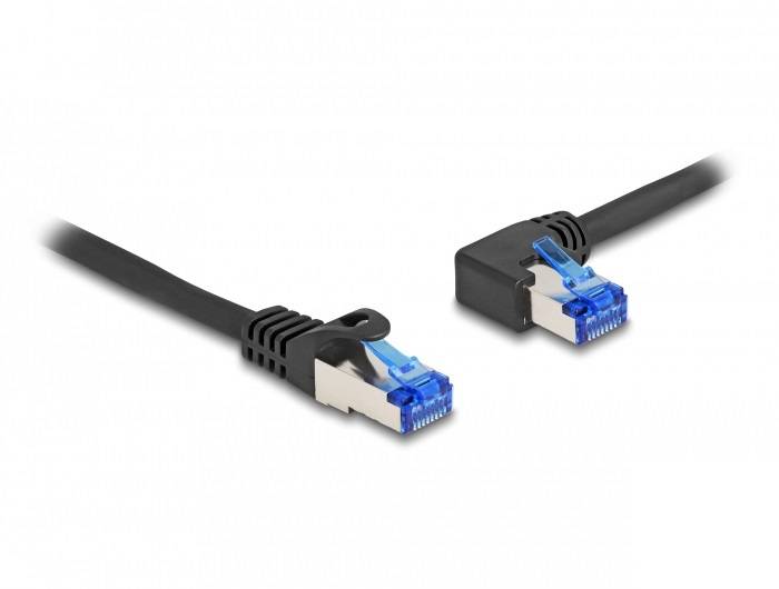 'Zwei schwarze Ethernet-Kabel mit blauen Steckern, die nebeneinander liegen, eines mit einem rechten Winkeladapter.'