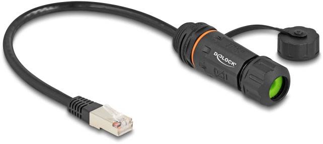 Ein Ethernet-Kabel mit RJ45-Stecker verbunden mit einem robusten Adapter für industrielle Anwendungen von Delock.