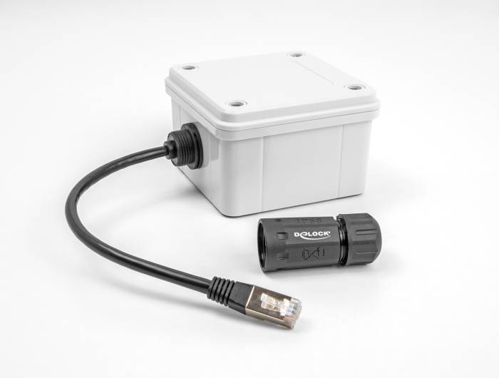 Netzwerkkabel und Schutzbox mit abgedichtetem Adapter, bereit für den Außeneinsatz zur sicheren Verbindung und Schutz vor Witterungseinflüssen.