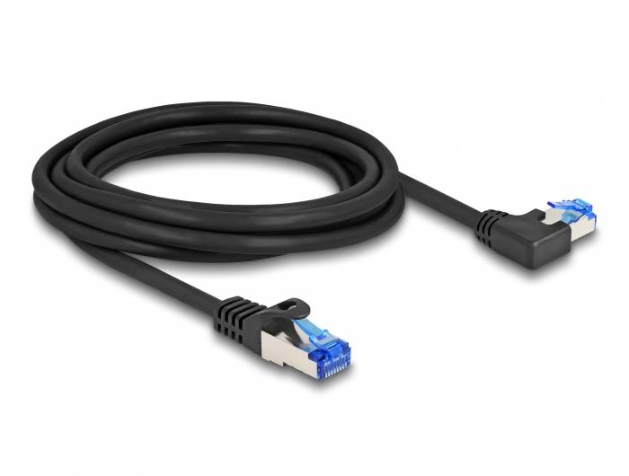 Schwarzes Netzwerkkabel mit geraden und rechtwinkligen RJ45-Steckern, geeignet für enge Räume und strukturiertes Kabelmanagement.