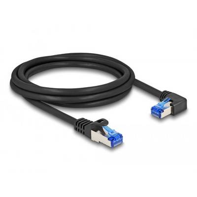 Ein schwarzes Ethernet-Kabel mit blauen Steckern auf beiden Seiten. Ein Stecker zeigt geradeaus, der andere ist im rechten Winkel gebogen.