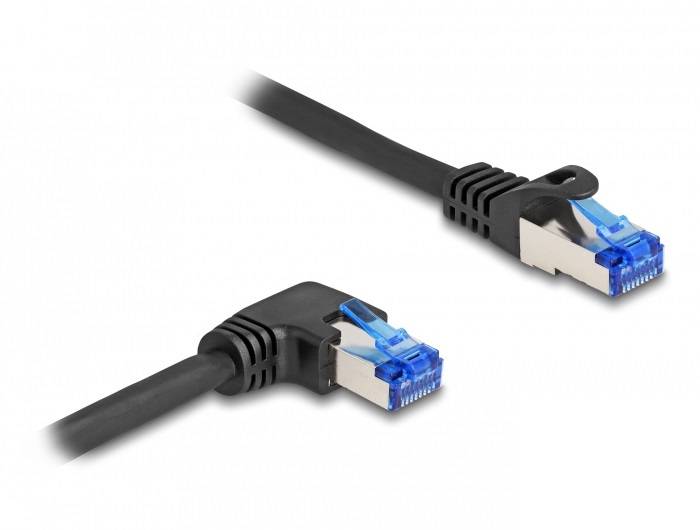 'Zwei schwarze Ethernet-Kabel mit blauen Steckern. Das linke Kabel hat einen rechten Winkel am Stecker, ideal für enge Räume.'