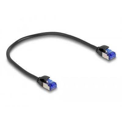Ein schwarzes Ethernet-Netzwerkkabel mit blauen RJ-45-Steckern an beiden Enden, auf einem weißen Hintergrund gezeigt.