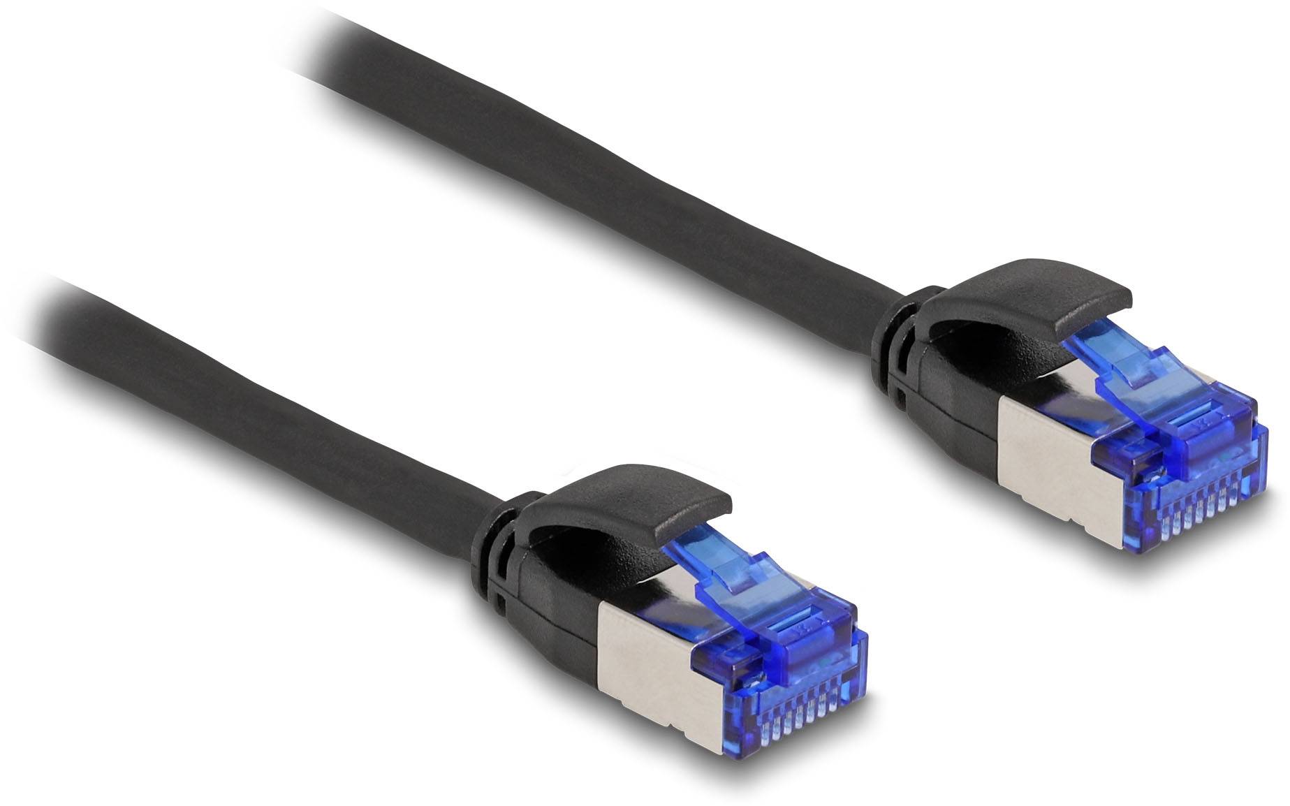 'Schwarzes Ethernet-Kabel mit zwei blauen RJ45-Steckern, geeignet für Netzwerkverbindungen.'