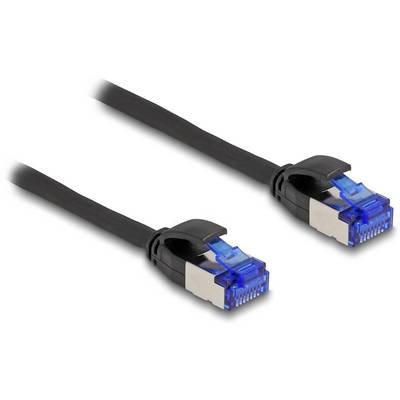 'Schwarzes Ethernet-Kabel mit zwei blauen RJ45-Steckern, geeignet für Netzwerkverbindungen.'