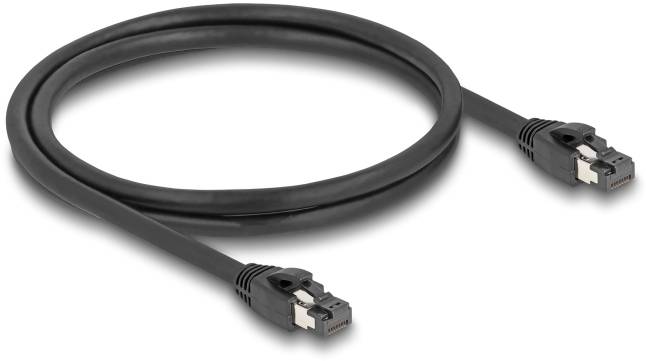 Ein schwarzes Netzwerkkabel mit Steckern an beiden Enden, geeignet für die Verbindung von Netzwerkgeräten wie Computern und Routern.