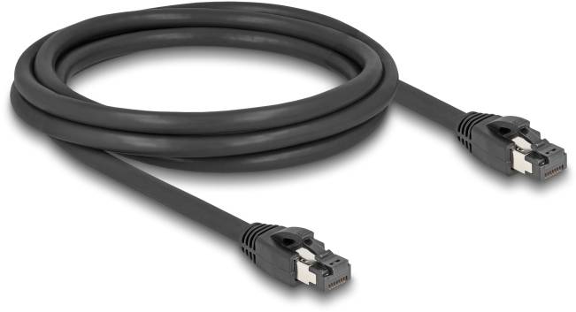 Ein schwarzes Netzwerkkabel mit zwei RJ45-Steckern an den Enden, geeignet zum Verbinden von Computern oder Netzwerkausrüstung.