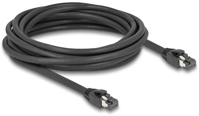 Ein langes, schwarzes Ethernet-Kabel mit RJ45-Steckern an beiden Enden, geeignet zur Verbindung von Netzwerkgeräten.