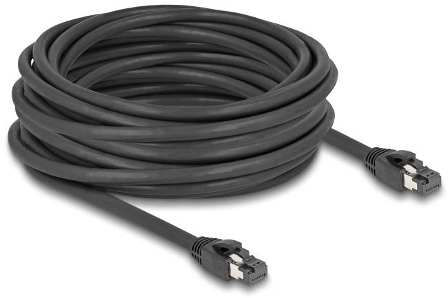 Ein schwarzes Netzwerkkabel mit zwei Steckern an den Enden ist ordentlich aufgewickelt.