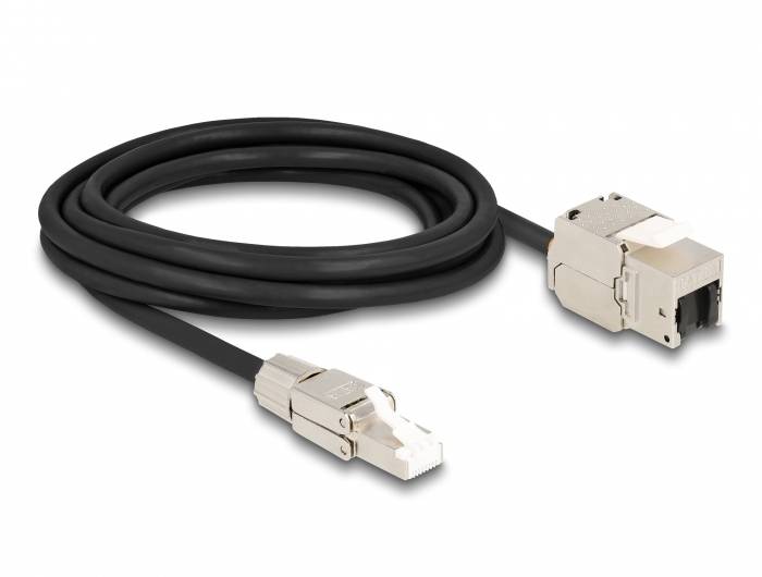 Ein schwarzes Netzwerkkabel mit abgeschirmten RJ45-Steckern an beiden Enden, geeignet für schnelle Datenübertragung und Netzwerkverbindungen.