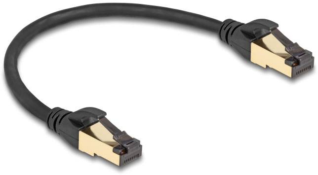 Ein schwarzes HDMI-Kabel mit goldenen Steckern an beiden Enden, geeignet für die digitale Video- und Audioübertragung.