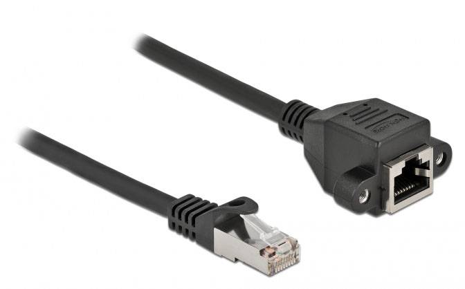 Ein schwarzes Ethernet-Kabel mit einem männlichen RJ45-Stecker und einer weiblichen RJ45-Buchse, verwendet für Netzwerkverbindungen.
