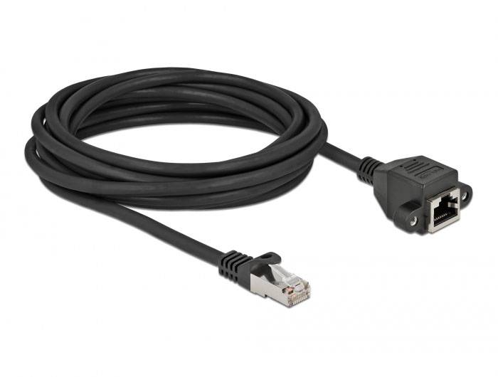 Schwarzes Ethernet-Kabel mit RJ45-Stecker auf der einen und RJ45-Buchse auf der anderen Seite.