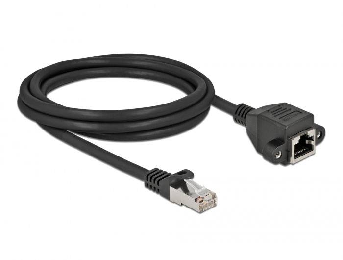 Ein schwarzes Ethernet-Verlängerungskabel mit RJ-45-Anschluss und Buchse auf einer weißen Oberfläche.