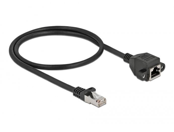 Ein schwarzes Ethernet-Kabel mit einem RJ45-Stecker an einem Ende und einer Buchse am anderen Ende, geeignet für Netzwerkverbindungen.