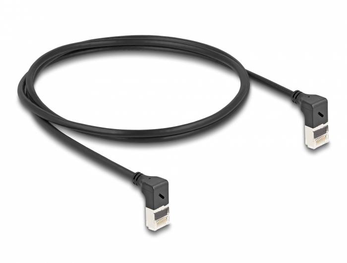 Schwarzes Ethernet-Kabel mit zwei abgewinkelten RJ45-Steckern, geeignet für Netzwerkverbindungen in engen Räumen.