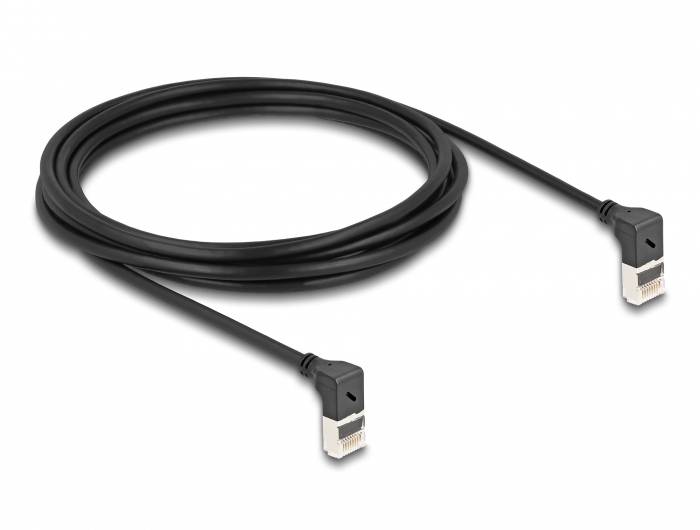 Ein schwarzes Ethernet-Kabel mit zwei RJ45-Steckern, verwendet für Netzwerkverbindungen. Das Kabel ist aufgerollt.