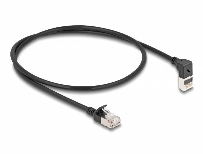 Ein schwarzes Ethernet-Kabel mit einem normalen und einem abgewinkelten Stecker, auf einem weißen Hintergrund.