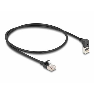 Ein schwarzes Ethernet-Kabel mit einem normalen und einem abgewinkelten Stecker, auf einem weißen Hintergrund.