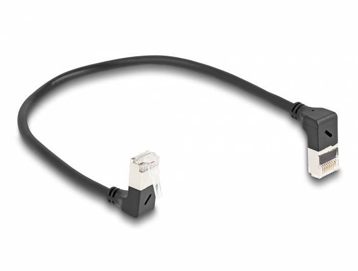 Ein schwarzes Netzwerkkabel mit zwei ungeschirmten RJ45-Steckern, einer mit transparentem Kunststoff, auf weißem Hintergrund.
