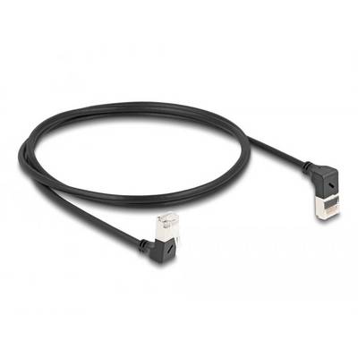 Schwarzes Ethernet-Kabel mit zwei abgewinkelten Steckern, geeignet für Netzwerkverbindungen in beengten Bereichen.