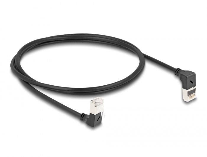 Schwarzes Ethernet-Kabel mit zwei abgewinkelten RJ45-Steckern an den Enden, liegt auf weißem Hintergrund.