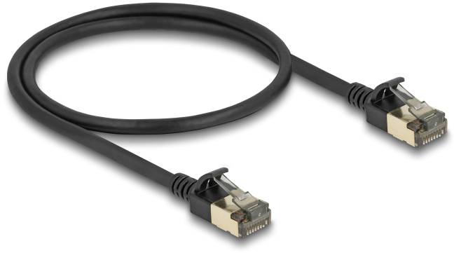 Ein schwarzes Ethernet-Kabel mit zwei RJ45-Steckern, das für die Verbindung von Netzwerkgeräten genutzt wird.