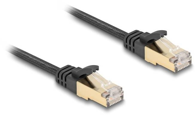 Zwei goldfarbene Ethernet-Kabel mit RJ45-Steckern, geeignet für Datennetzwerke oder Internetverbindungen in Computernetzwerken.