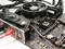 Nahaufnahme eines Computer-Motherboards mit installierter CPU, Kühler, RAM und angeschlossenen Kabeln.